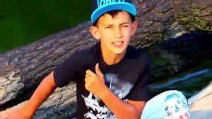 Мальчик поёт песню девочки