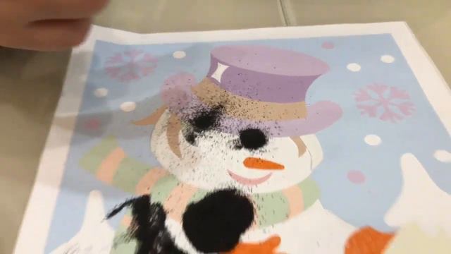 Сёма рисует снеговика песком - песочная фреска!