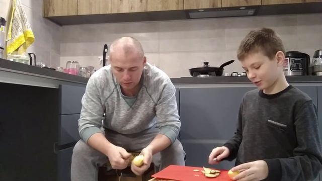 Strogiypapa заставляет чистить ребёнка картошку!!!Это видео удаляют со всех источников!!! смотреть онлайн