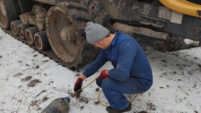 CAT натяжка гусениц, заправка азотом. смотреть онлайн