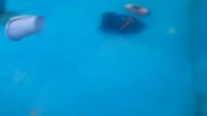 ныряю под воду в одежде с камерой в конце