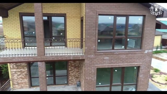 Коттедж из кирпича с гаражом и банным комплексном. Дом в Уфе под заказ. Дома из кирпича.