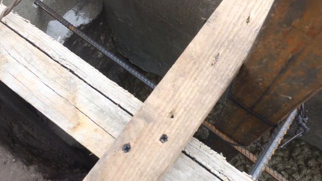 Опалубка ленты забора заливка бетона.