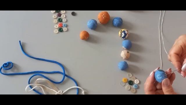 Бусы из ткани, приезд внучки, клею обои - три дня на даче
