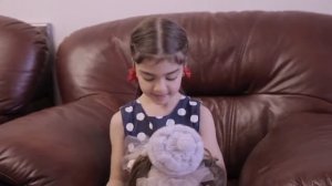 Мальчик наказал девочек .