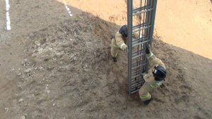 Установка и подъём по выдвижной лестнице в окно 3 го этажа учебной башни с использованием автомобил