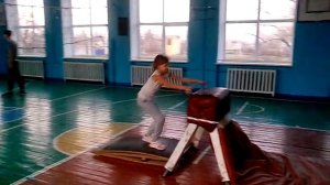 Заец Лиза - опорный прыжок через козла согнувши ноги