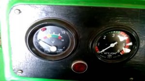 Вольтметр мототрактора показывает 14В, а АКБ не заряжается.