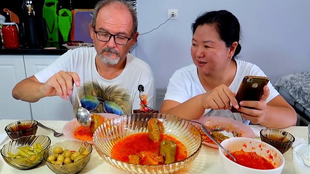 МУКБАНГ ФАРШИРОВАННЫЕ Перцы Салат ТЕЩИН ЯЗЫК, Оливки, ОСТРЫЕ Перцы! смотреть онлайн