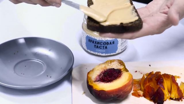 Бутерброд с арахисовой пастой, персиком и шоколадом смотреть онлайн