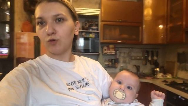 VLOGПоменялся режим гуляем на ручках боится чужих людей