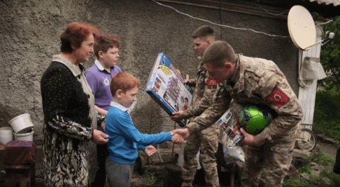Бойцы ВС РФ поздравили ребят в ЛНР с Днем защиты детей