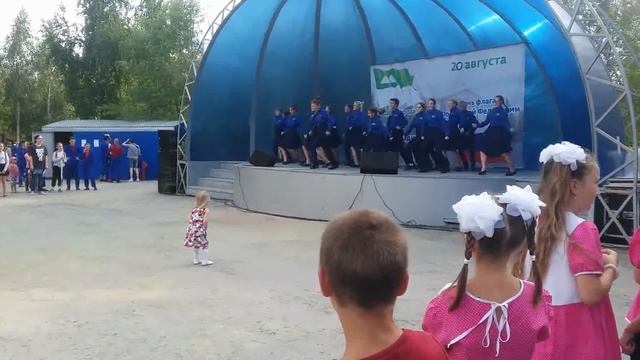 Ну очень ХОЧЕТСЯ ТАНЦЕВАТЬ малышке!!! смотреть онлайн