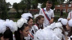 ОДНОКЛАССНИЦА МОЯ СИНЕГЛАЗАЯ ДЕВЧОНКА... / Песня на выпускной в школе