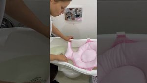 Купание младенца в ванночке на гамаке. Обзор гамачков для купания -плюсы и минусы.