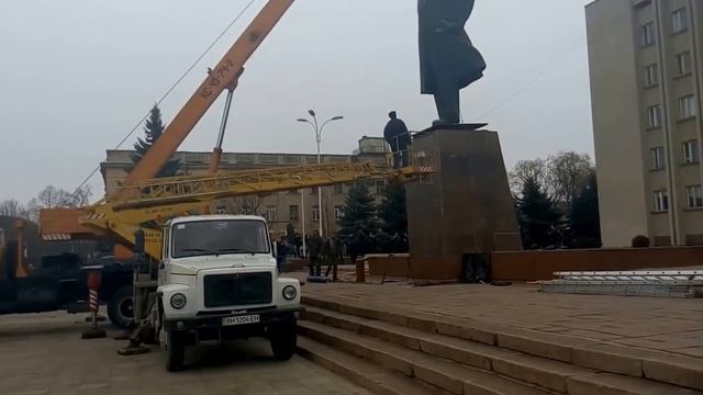 Демонтаж памятника Ленину в Измаиле 12.02.16 смотреть онлайн