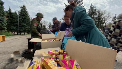 Очередную партию гуманитарной помощи доставили российские военные в Луганскую область