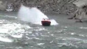 Гонки на моторной лодке по бурной реке