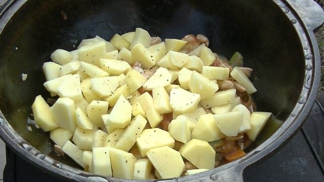 Казан пустеет на глазах / Овощное рагу с мясом и картошкой смотреть онлайн