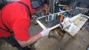 Деревянная рама для зеркала с необычной системой фиксации.