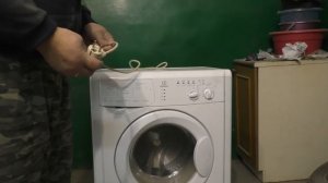 Нужно ли вытаскивать вилку из розетки у стиральных машин?
