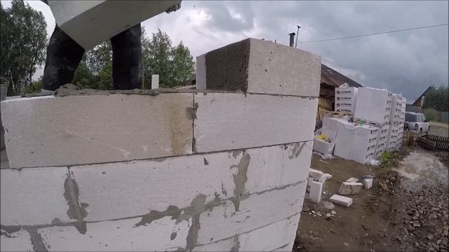 Кладка стен из газоблока двух этажного дома