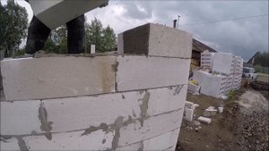 Кладка стен из газоблока двух этажного дома