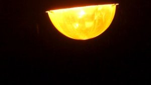 Уличный фонарь светит ночью №1