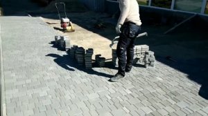 Захват для тротуарной плитки в работе