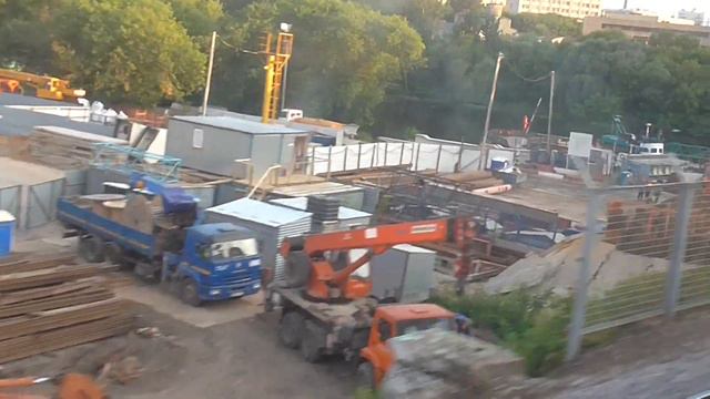 Мост через Москва реку. 21.06.2019 Первые части моста установлены. смотреть онлайн