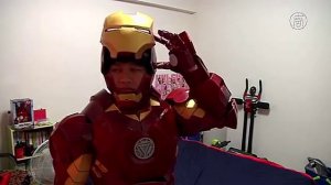 Железный человек развлекает танцами прохожих