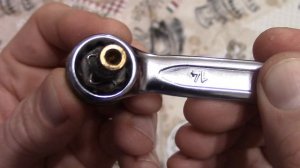 Как выкрутить кран буксу из кухонного смесителя .