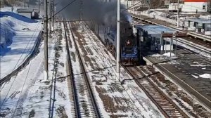 Паровоз едет по Петербургу.