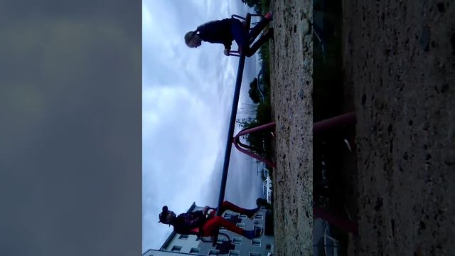 Качаемся с подругой на качели смотреть онлайн