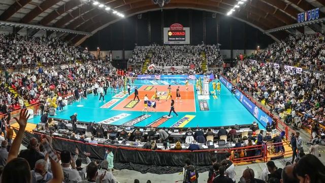 Жива ли ещё интрига в Италии? // Обзор третьих полуфинальных матчей Итальянской Суперлиги смотреть онлайн