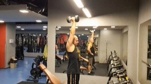 Жим гантели стоя одной рукой