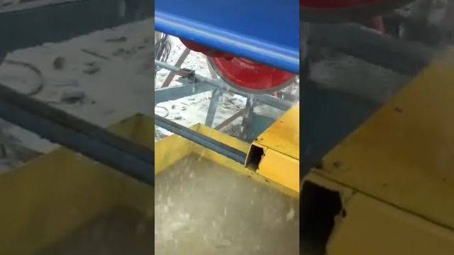 Процесс распила плитняка/ готовая плитка из Серицита Златолита Лемезит гранит производство брусчатк смотреть онлайн