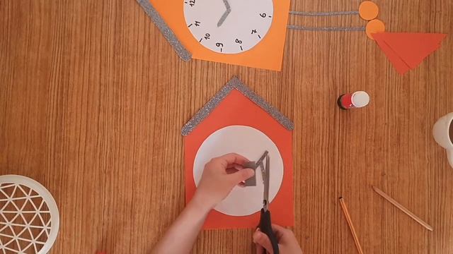 OKUL ÖNCESİ KOLAY SANAT ETKİNLİĞİ (Renkli Kağıtlardan Saat Etkinliği Yapımı) смотреть онлайн