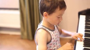 Дима 6 лет. Играет на фортепиано. 2 месяца занятий.