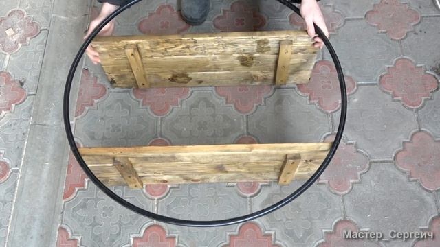 Из старых досок и обручей сделал полку для цветов!  Как сделать полку для цветов, напольная полка