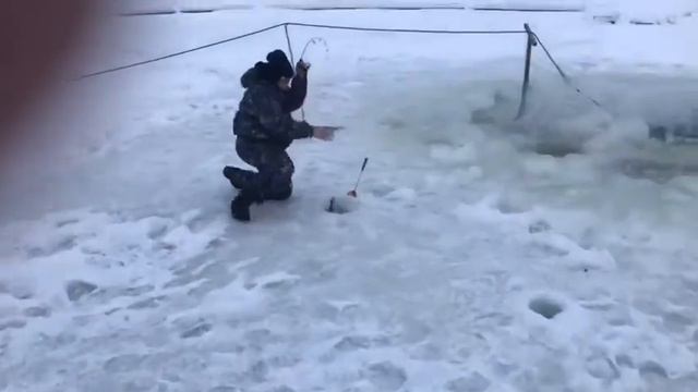 ВЫТАСКИВАЮ ФОРЕЛЬ| ECLIPSE MINI SLIGHT #008 светящийся в воде смотреть онлайн