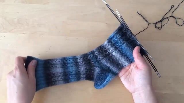 Как связать красивые женские носки спицами часть 2