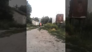 Молча снимаю людей/мужик кинул кирпич