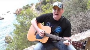 Ты стоишь одна у парапета