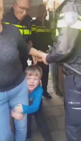 Голландские полицейские забирают ребёнка у родителей