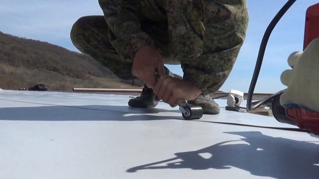 Как смонтировать ПВХ мембрану на дом с плоской крышей.