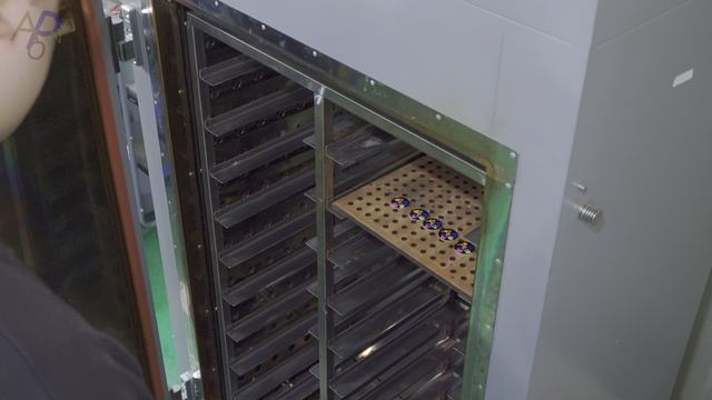 Удивительный процесс массового производства металлических брелков.