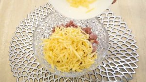 Салат с ветчиной и сухариками