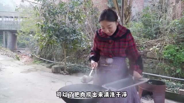 小雨買坨五花肉搭配馬鈴薯燉，一大盆紅燒肉肥而不膩，猛吃猛吃太過癮了！ 【市民朱小雨】