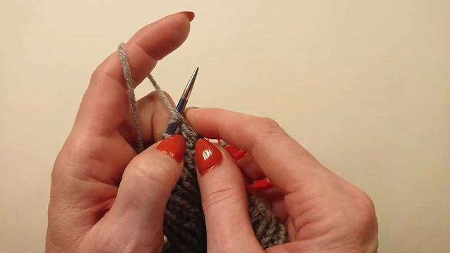 МОДНАЯ ШАПКА БИНИ НА ОСЕНЬ-ЗИМУ 19-20 / Подробный МК по вязанию женской шапки для начинающих смотреть онлайн